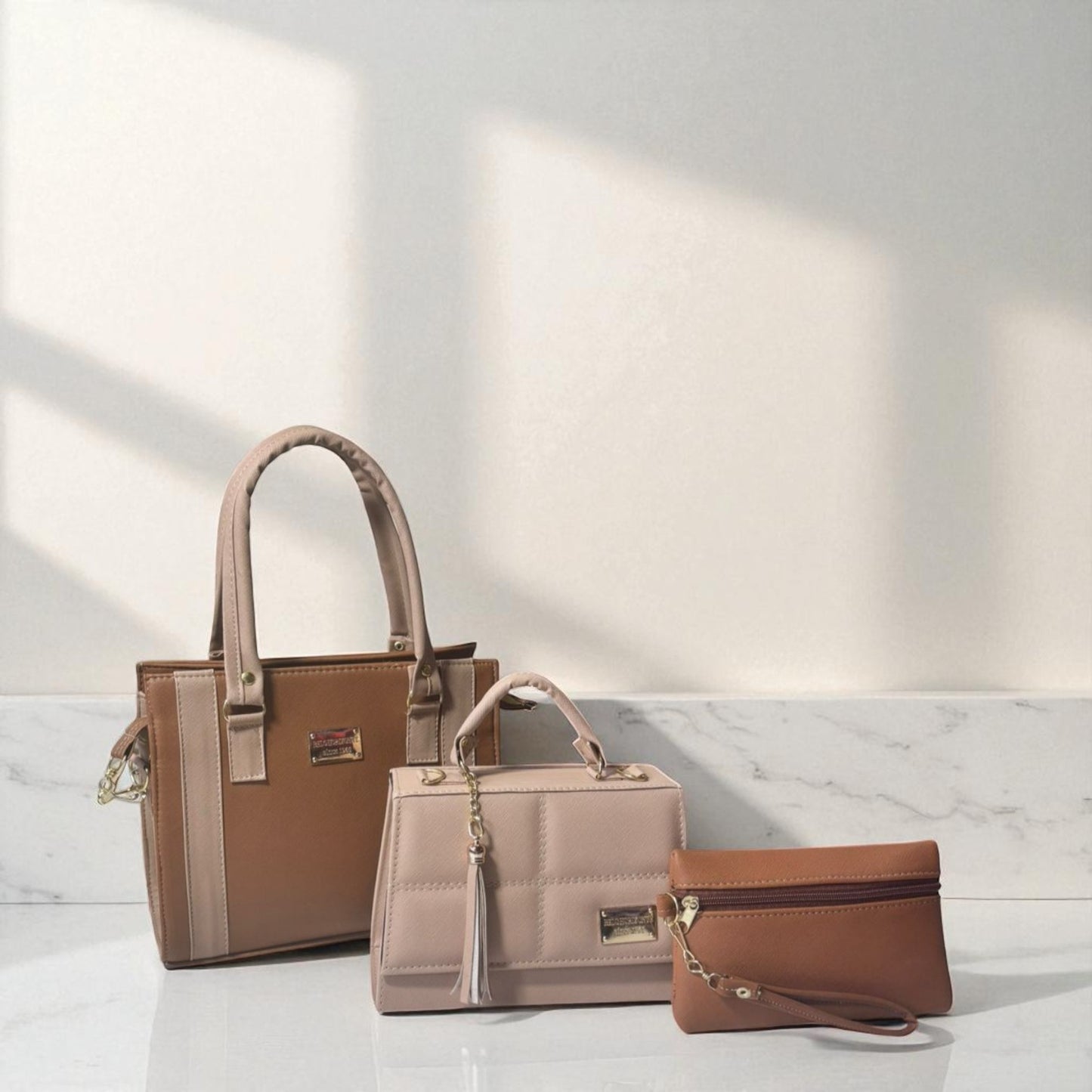 Trio de bolsas consta de Mediana , Mini y Cosmetiquera de material sintetico de alta calidad