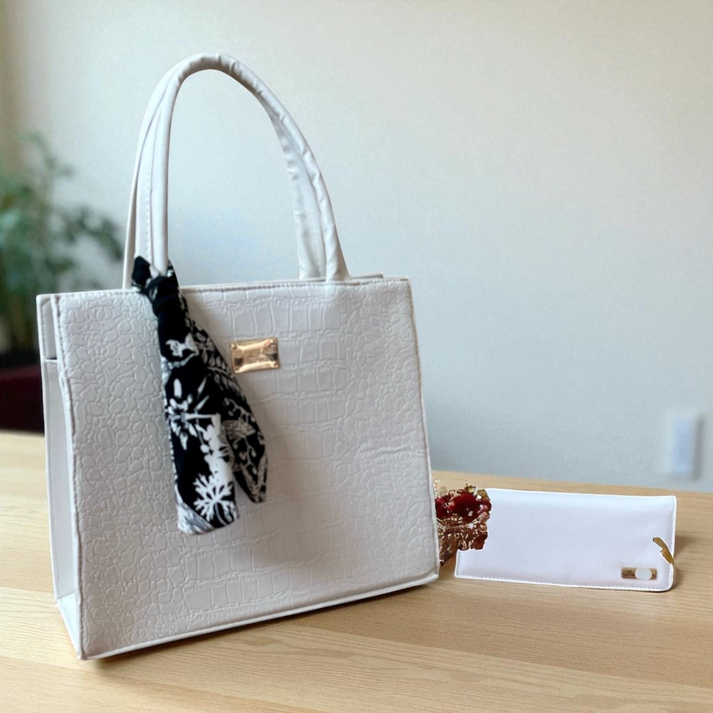 Bolsa de dama REGINA verde croco elegante grande con pañoleta moderna tendencia 2025